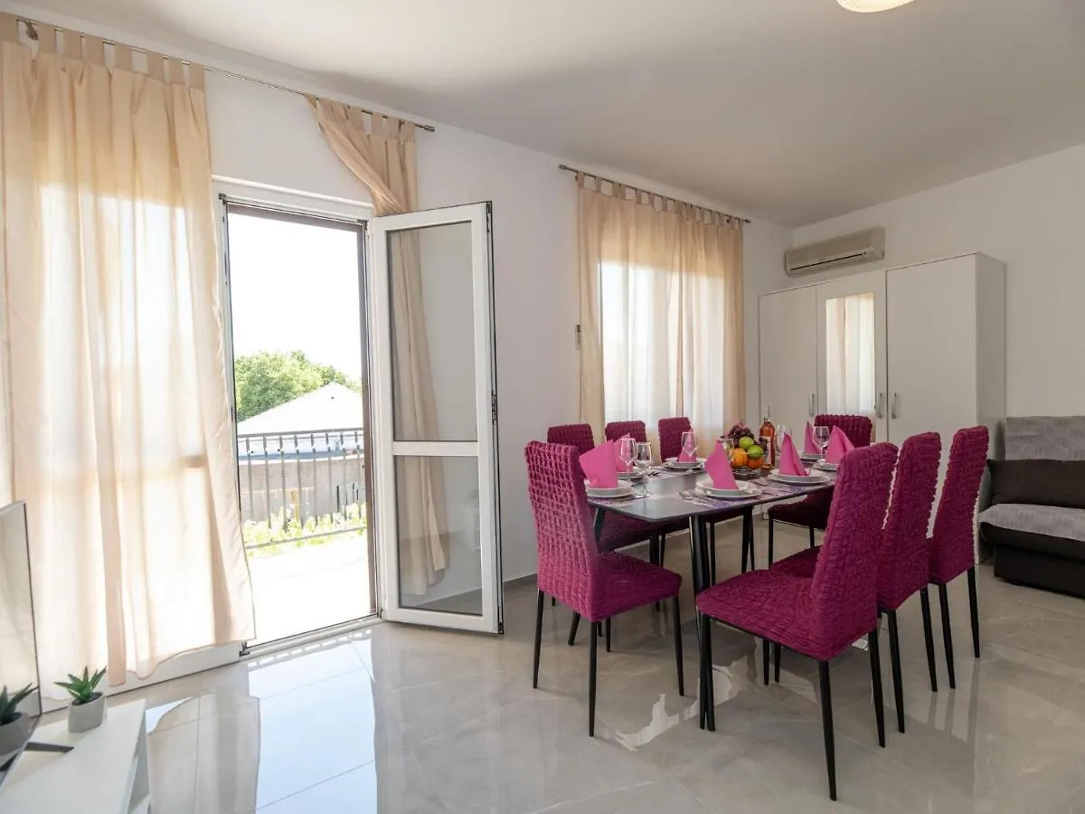 Apartment Zora In Seline, Near The Pebble Beach