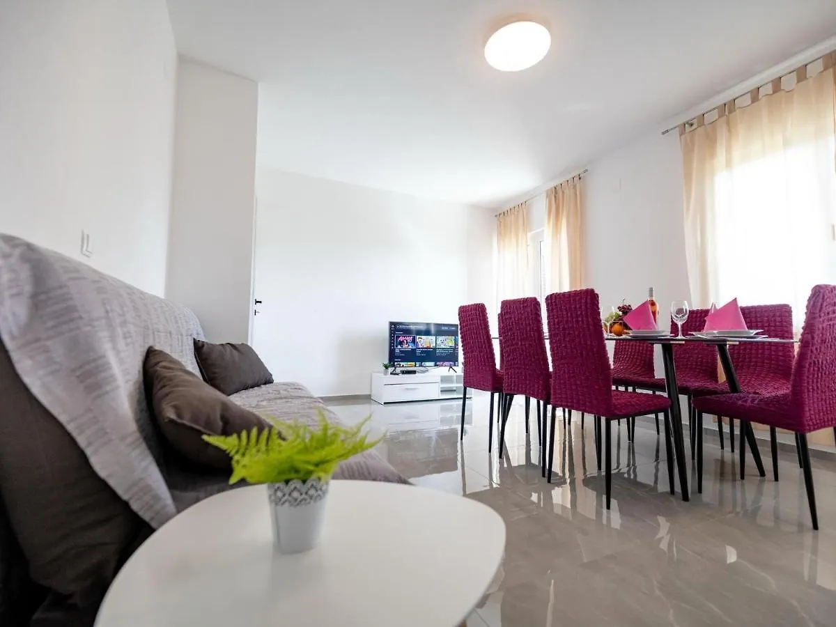 Apartment Zora In Seline, Near The Pebble Beach