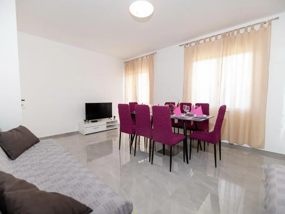 Apartment Zora In Seline, Near The Pebble Beach