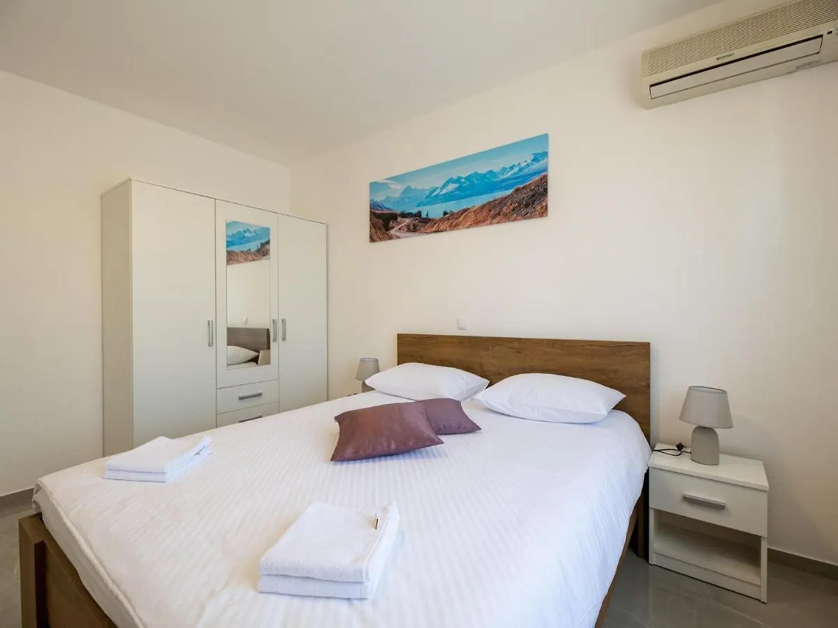 Apartment Zora In Seline, Near The Pebble Beach Croatia